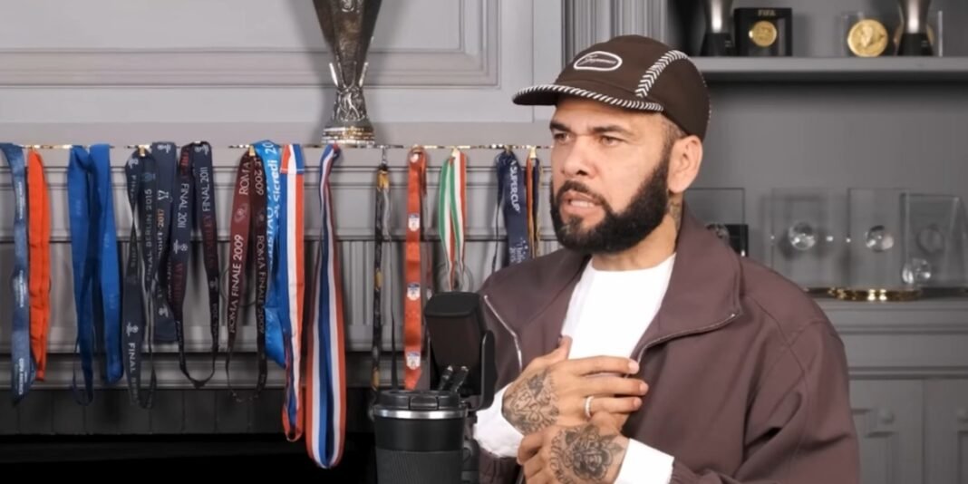 Daniel Alves com expressão serena e reflexiva.