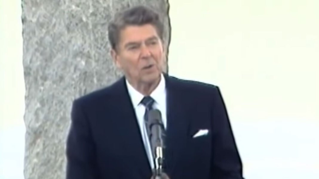 Presidente Ronald Reagan discursa em Pointe du Hoc, França, durante as celebrações do 40º aniversário do Dia D.