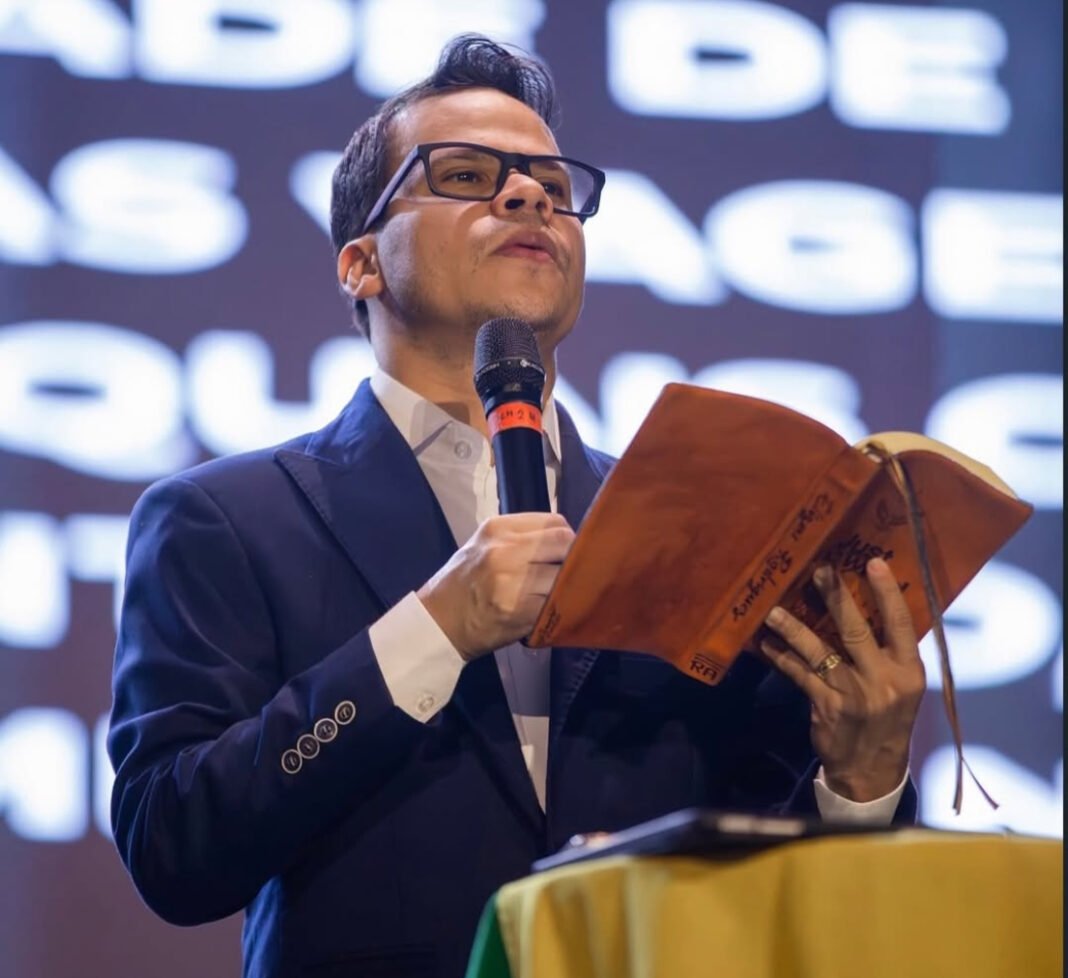 Pastor Elizeu Rodrigues discursando em um púlpito com expressão séria.
