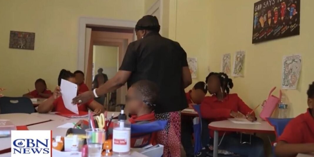 Crianças em sala de aula de escola cristã gratuita nos EUA aprendendo e sorrindo.
