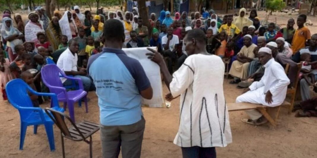 Cristãos nigerianos reunidos para estudo bíblico em meio a dificuldades