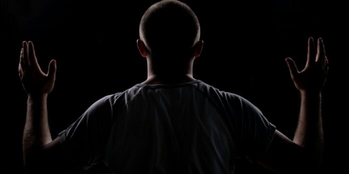 Grupo cristão em ação evangelística no sertão nordestino Evangelistas conversando com um homem em uma casa humilde no sertão nordestino, simbolizando a esperança e transformação.