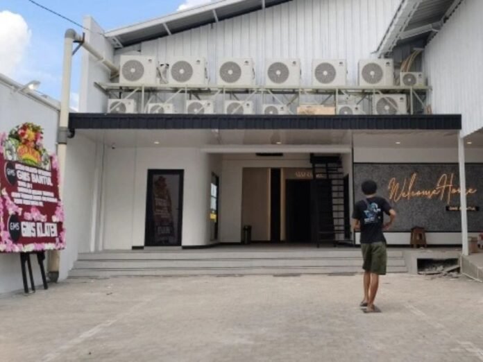 Exterior de igreja em Yogyakarta, Indonésia, com fiéis se dispersando.