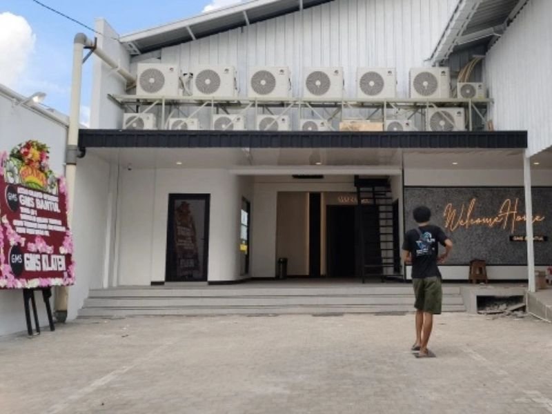 Exterior de igreja em Yogyakarta, Indonésia, com fiéis se dispersando.