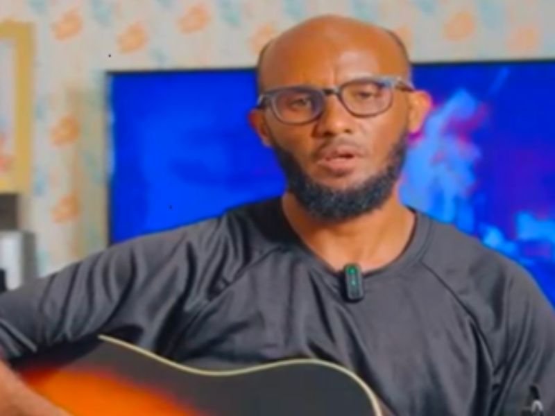 Teshome Getachew, evangelista etíope, com expressão pensativa e determinada em um cenário fronteiriço.