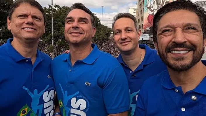 Flávio Bolsonaro discursa em trio elétrico na Marcha para Jesus