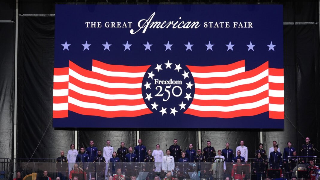 Show de fogos de artifício histórico celebra o 250º aniversário da independência dos EUA sobre o National Mall.