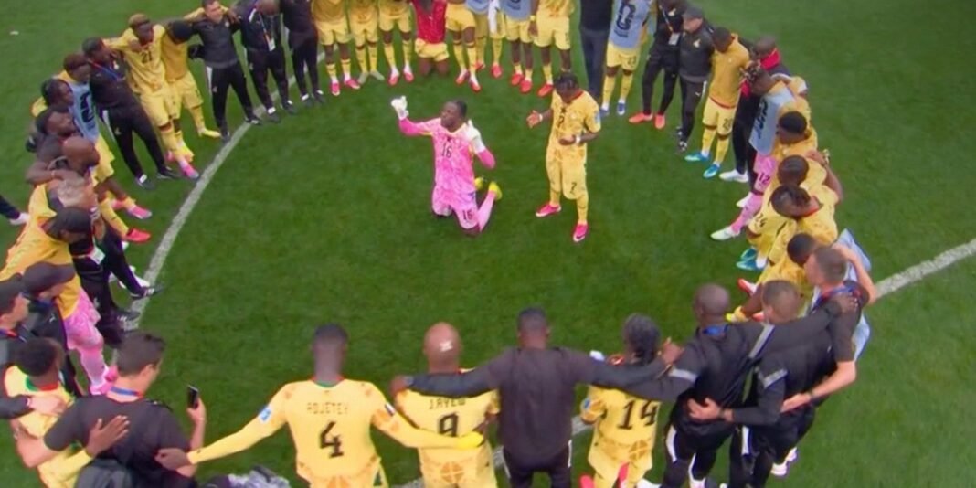Jogadores de Gana realizam oração em campo após jogo da Copa do Mundo