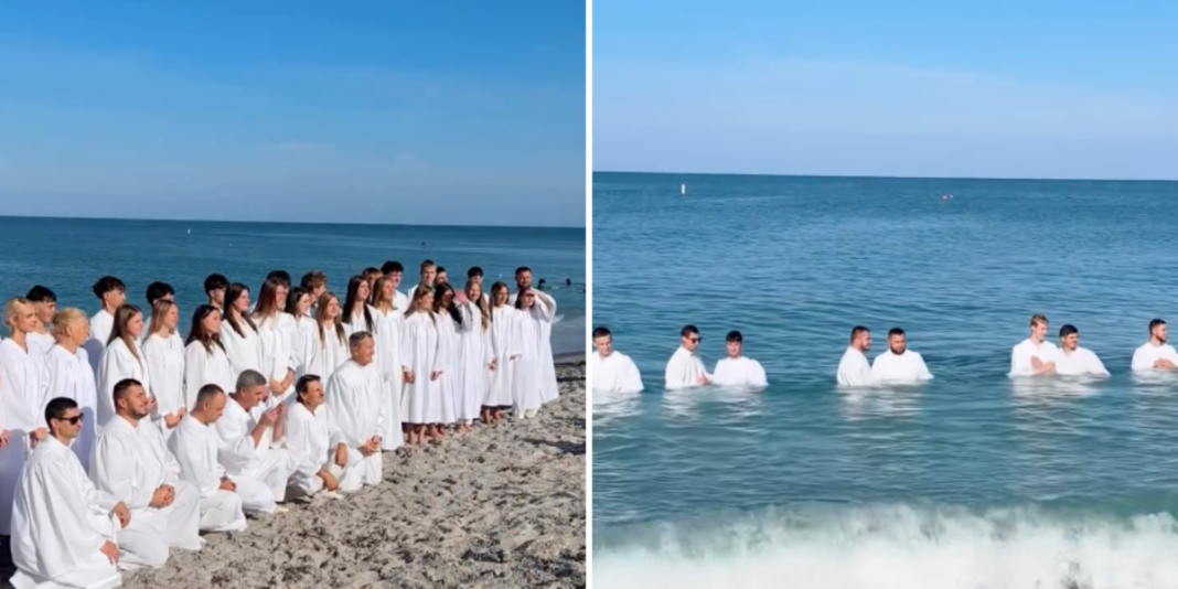 Membros de igreja eslava sendo batizados na praia da Flórida.