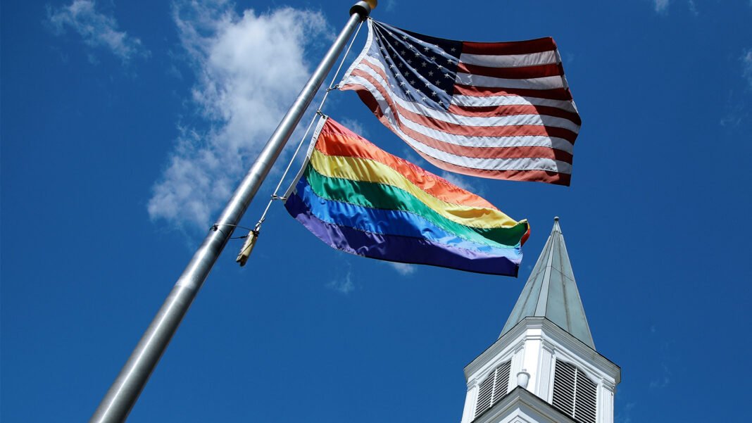 Estudantes e professores em frente ao Asbury Theological Seminary