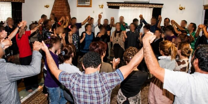 Interior de igreja clandestina no Irã: um refúgio de fé secreta. Pessoas reunidas em igreja clandestina no Irã demonstrando fé e esperança.