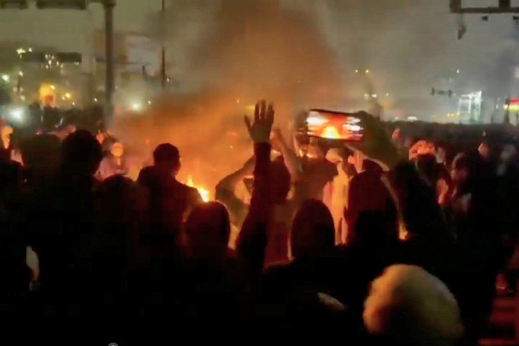 Manifestantes em Paris clamam por direitos humanos no Irã.