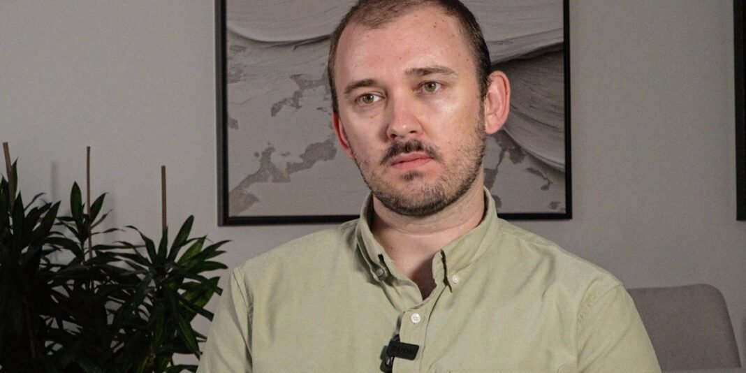 Influenciador judeu Hananya Naftali falando sobre a importância de combater desinformação nas redes sociais.