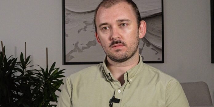 Hananya Naftali em Israel discute a guerra informacional nas redes sociais. Influenciador judeu Hananya Naftali falando sobre a importância de combater desinformação nas redes sociais.