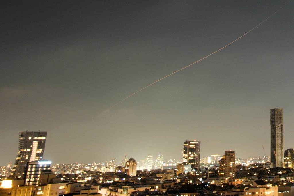 Sirenes de ataque aéreo piscam em Tel Aviv durante lançamento de mísseis.