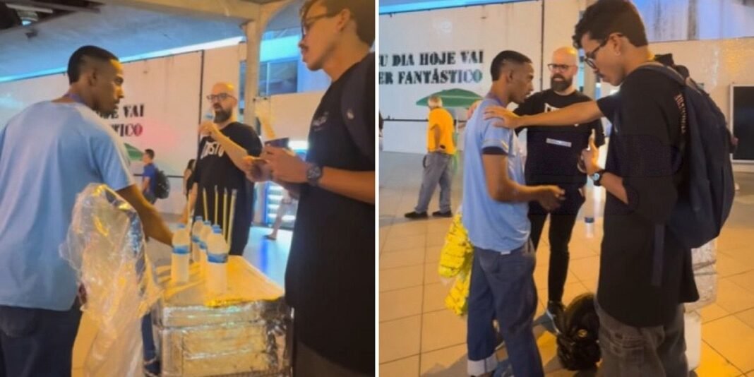 Jovem evangelista compartilhando mensagem religiosa com um vendedor ambulante de água na rua.