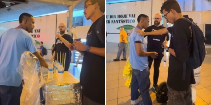 Evangelista compartilha a palavra com vendedor de rua Jovem evangelista compartilhando mensagem religiosa com um vendedor ambulante de água na rua.