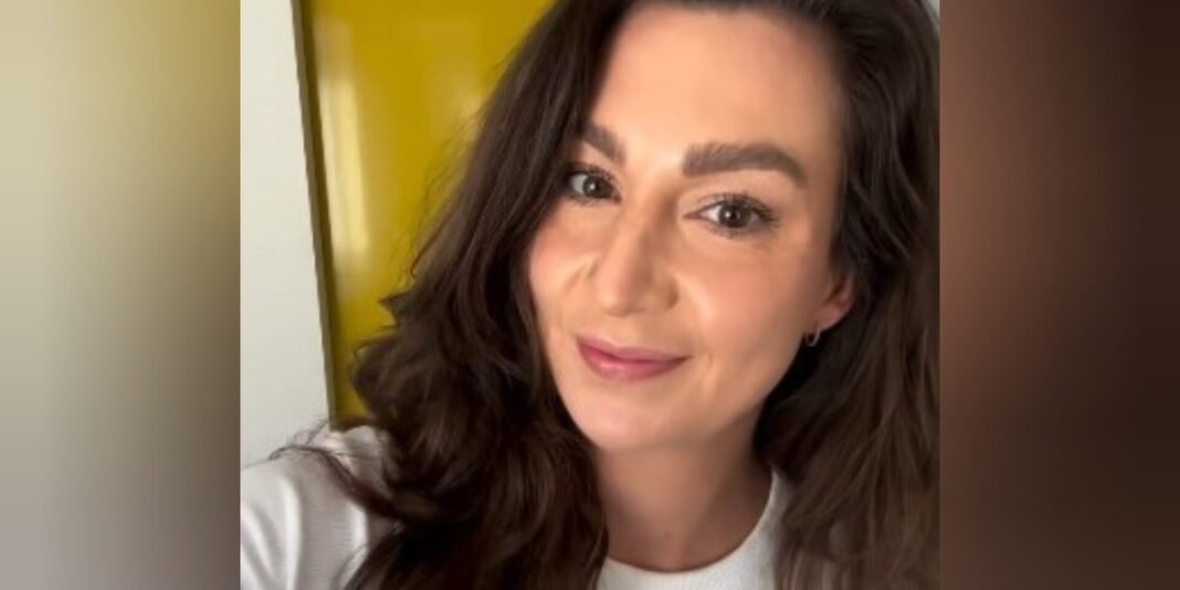Jovem mulher encontra paz e esperança após superar traumas, com um raio de luz iluminando seu rosto.