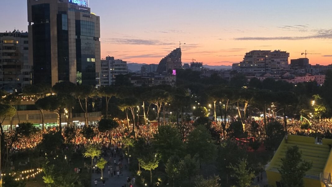 Manifestantes albaneses protestam exigindo transparência governamental e fim da corrupção, com muitos jovens presentes.