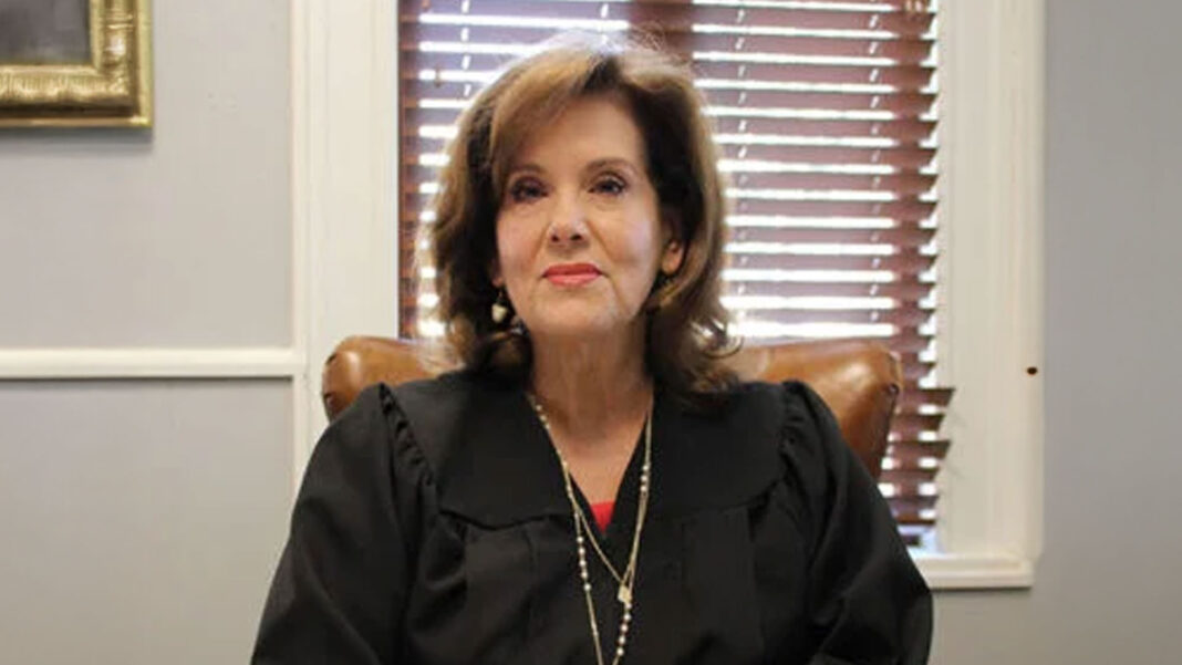 Juíza do Texas em seu gabinete com toga