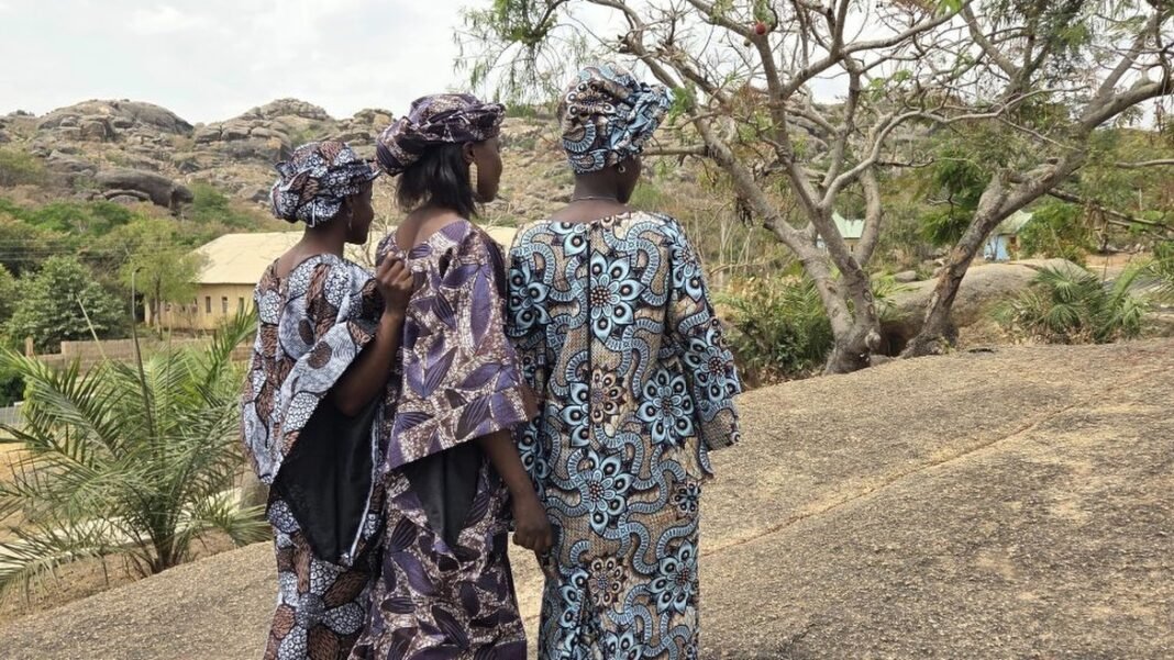 Mulheres nigerianas protestam em frente a uma embaixada, clamando por justiça e fim da violência.