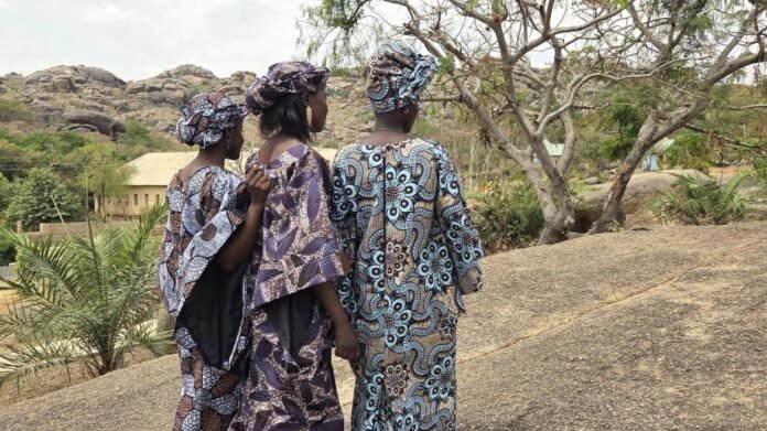Manifestação em defesa de mulheres e meninas vítimas de violência na Nigéria Mulheres nigerianas protestam em frente a uma embaixada, clamando por justiça e fim da violência.
