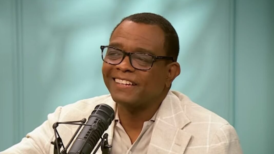 Pastor Will Ford segura um antigo pote de metal com mais de 200 anos, um símbolo de fé e esperança de seus ancestrais escravizados.