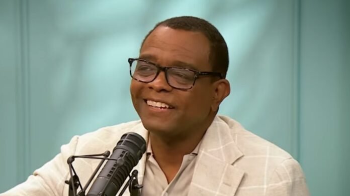 Legado de fé e perdão através de um antigo artefato familiar. Pastor Will Ford segura um antigo pote de metal com mais de 200 anos, um símbolo de fé e esperança de seus ancestrais escravizados.