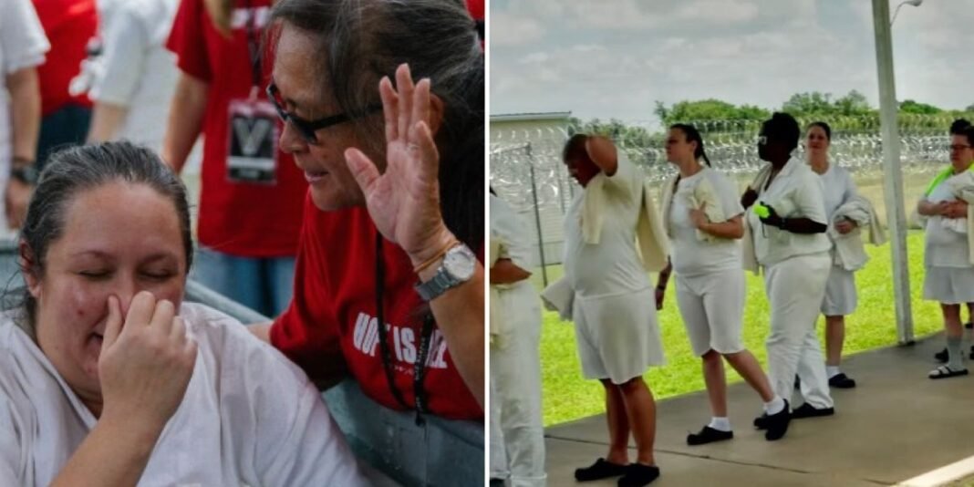 Mulheres sendo batizadas em frente a uma prisão de segurança máxima nos EUA