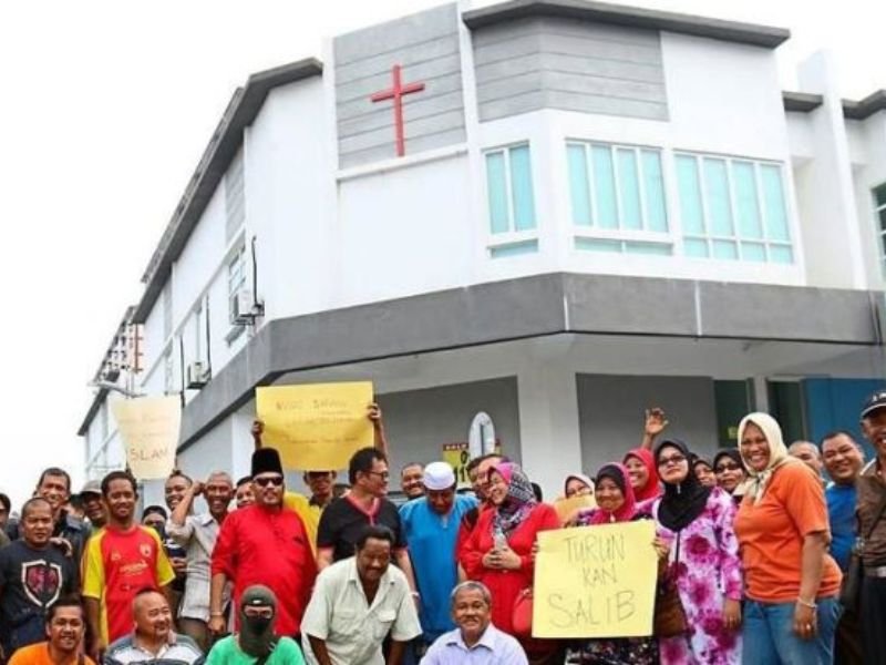 Rua comercial em Selangor com locais de culto não-islâmicos em prédios comerciais.