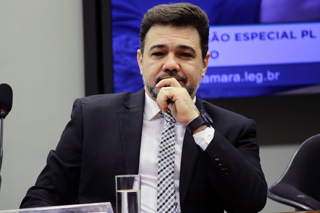 Marco Feliciano em podcast discute crenças sobre extraterrestres.
