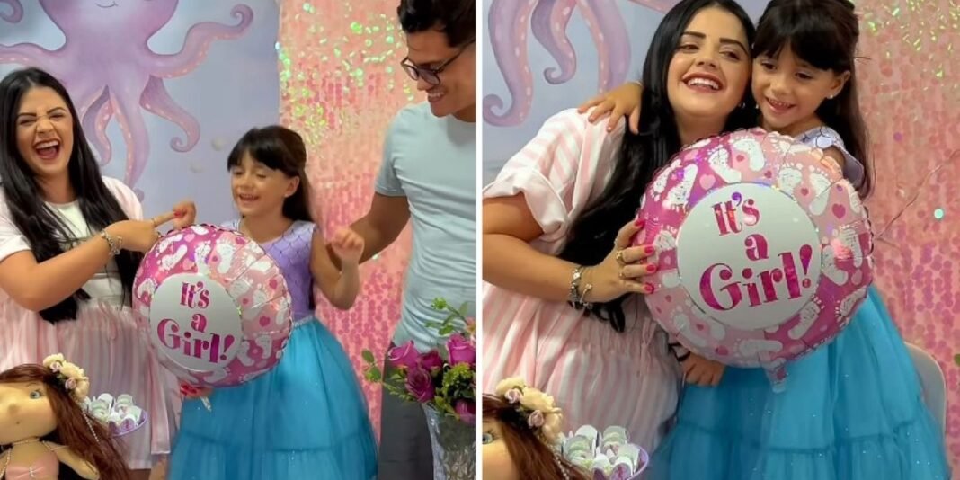 Menina de 5 anos toca a barriga da mãe anunciando gravidez