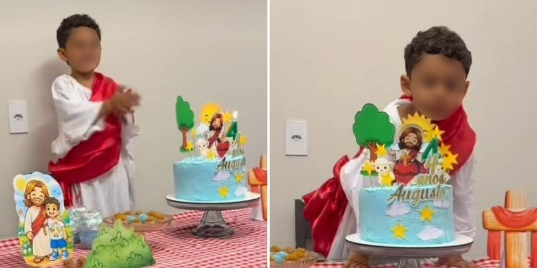Menino de 4 anos sorrindo feliz em sua festa de aniversário temática de Jesus.