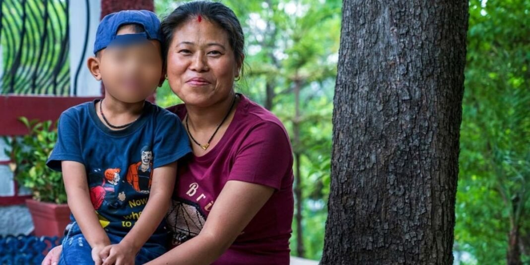 Família nepalesa em momento de união e fé cristã após conversão.