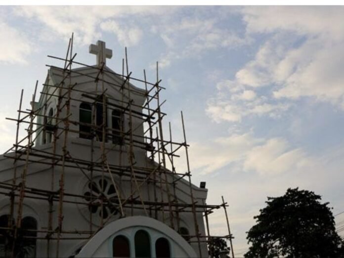 Protesto de moradores em Banyuanyar, Central Java Moradores protestam contra a construção de uma igreja em Central Java por falta de licença