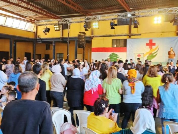 Pessoas de origem muçulmana em um centro de apoio ouvindo sobre o cristianismo
