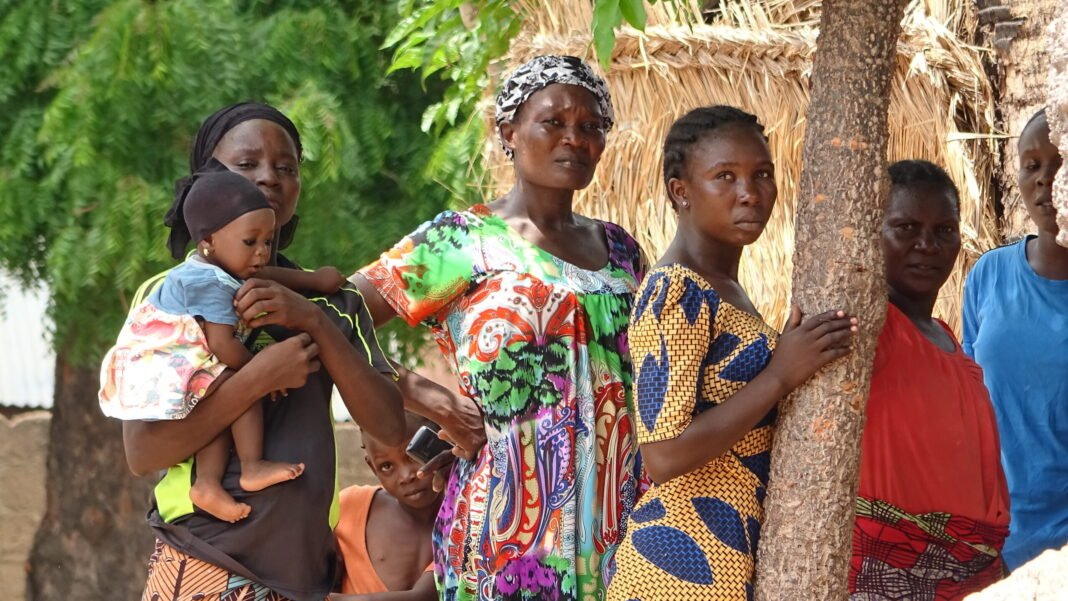 Mulheres e meninas nigerianas em campo de refugiados