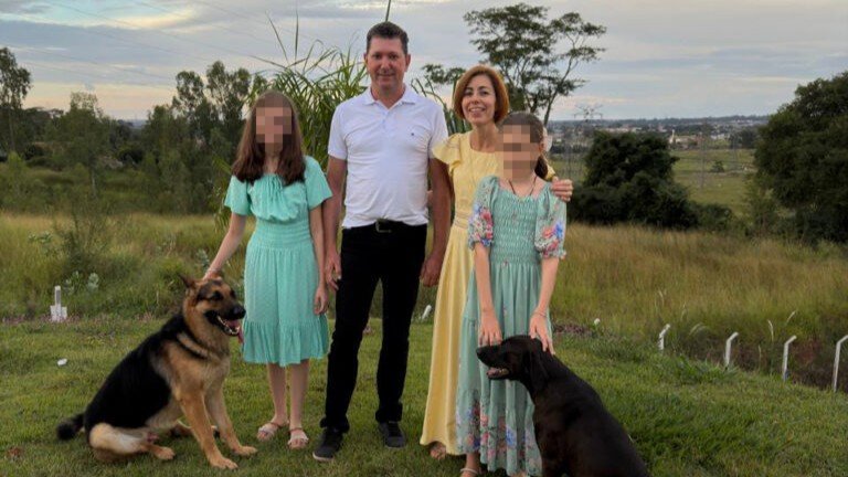 Casal brasileiro preocupado em casa com a filha após condenação por homeschooling.