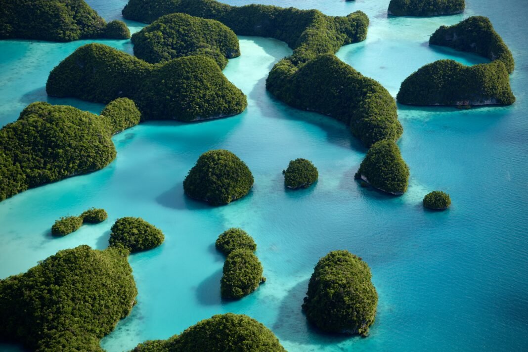 Paisagem aérea idílica de Palau, com ilhas verdes e águas cristalinas.