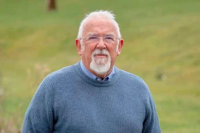 Pastor Clive Johnston em frente a local judicial na Irlanda do Norte Pastor Clive Johnston anuncia recurso contra condenação por pregar João 3:16.