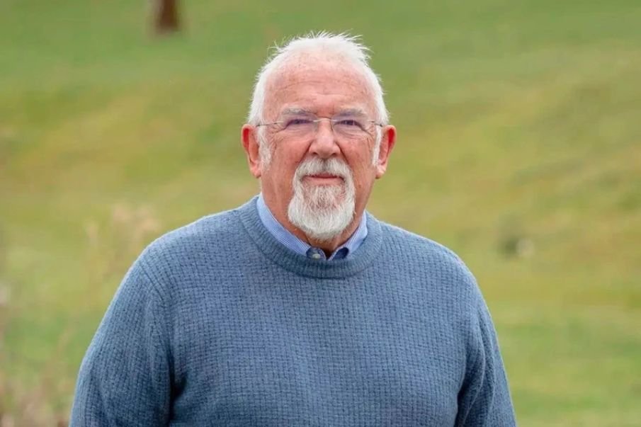 Pastor Clive Johnston anuncia recurso contra condenação por pregar João 3:16.