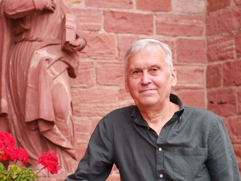 Pastor russo Yuri Sipko em frente a uma igreja batista.