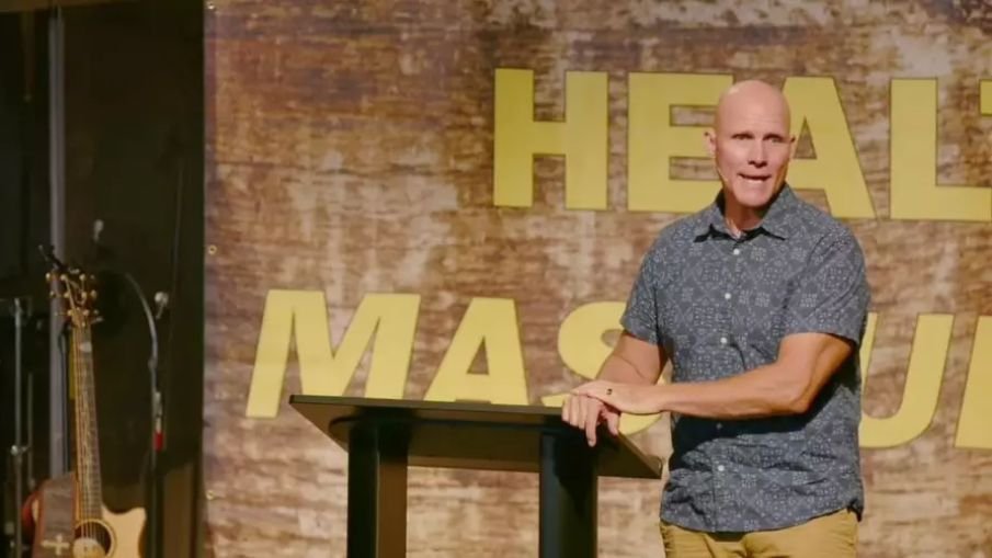 Pastor Shane Idleman em um ambiente de igreja, transmitindo serenidade e esperança.