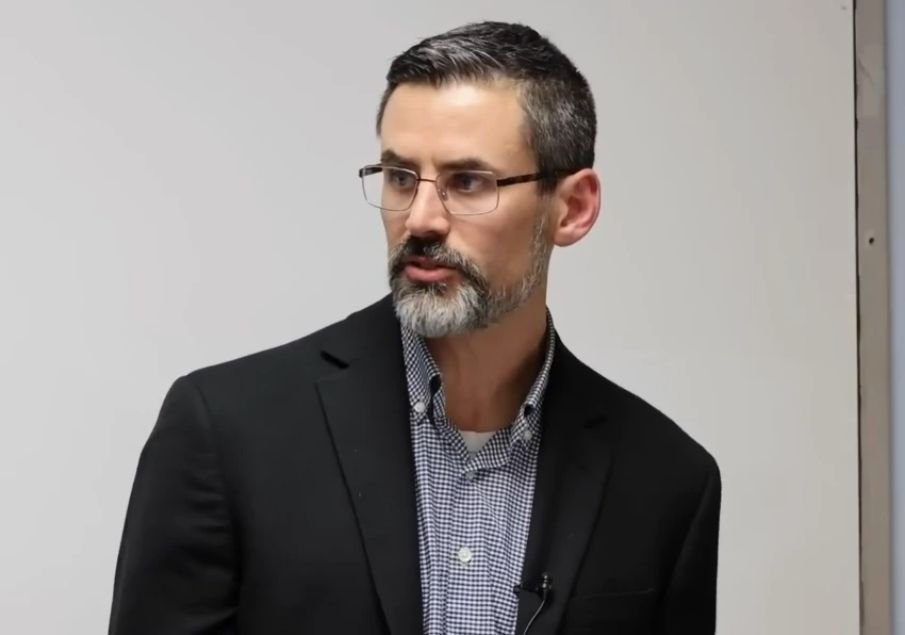 Pastor Zachary Garris em reflexão após decisão de suspensão