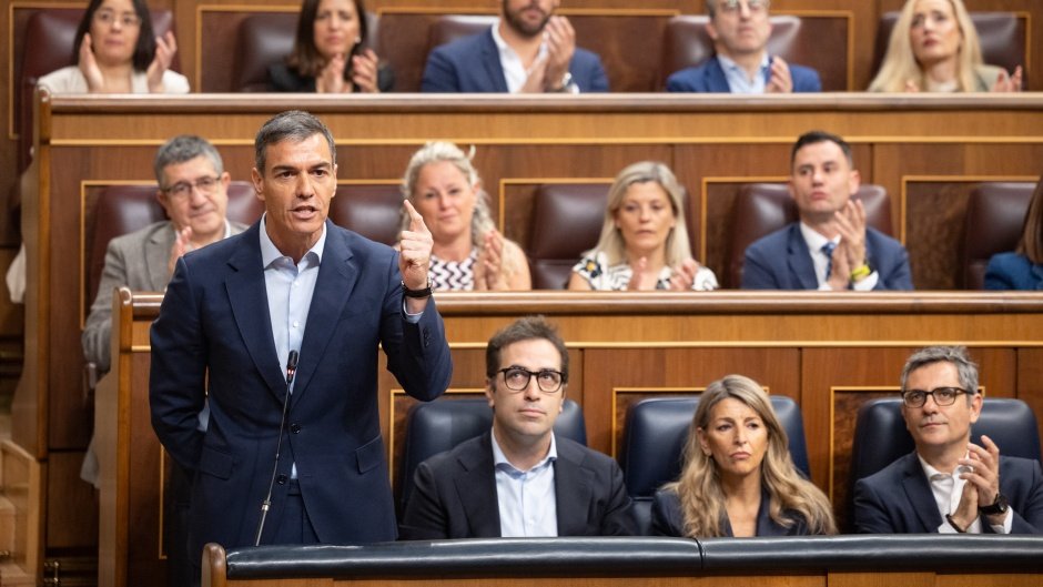 Pedro Sánchez em coletiva de imprensa sob pressão