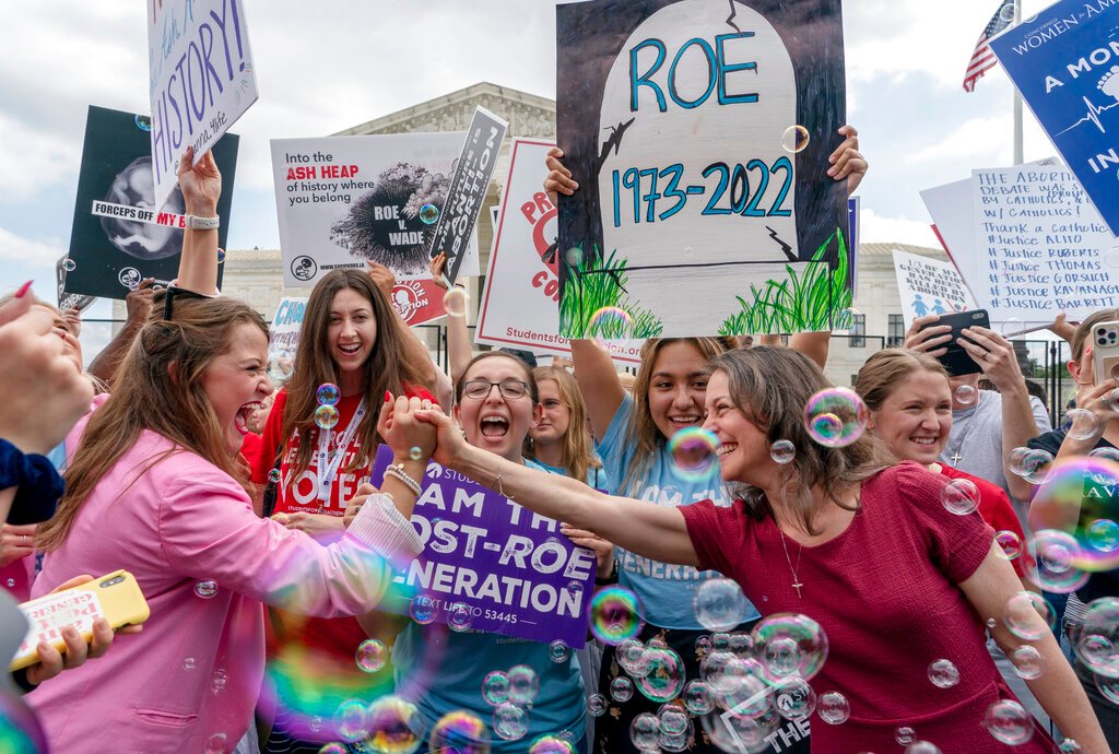 Manifestantes pró-vida em frente a prédio governamental em Washington D.C.