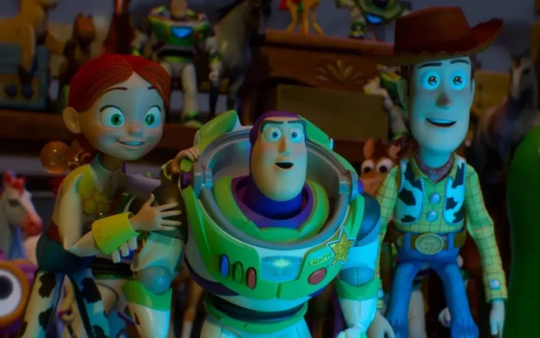 Família assistindo a um filme da Pixar no cinema, com rostos iluminados pela tela.