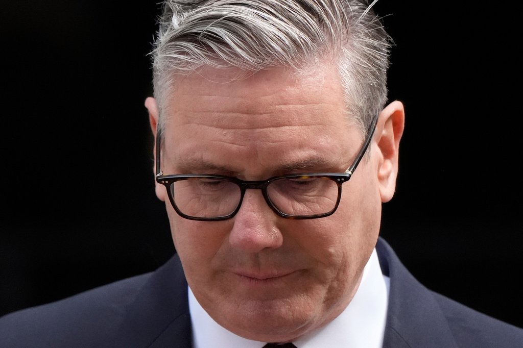 Keir Starmer anuncia renúncia em coletiva de imprensa