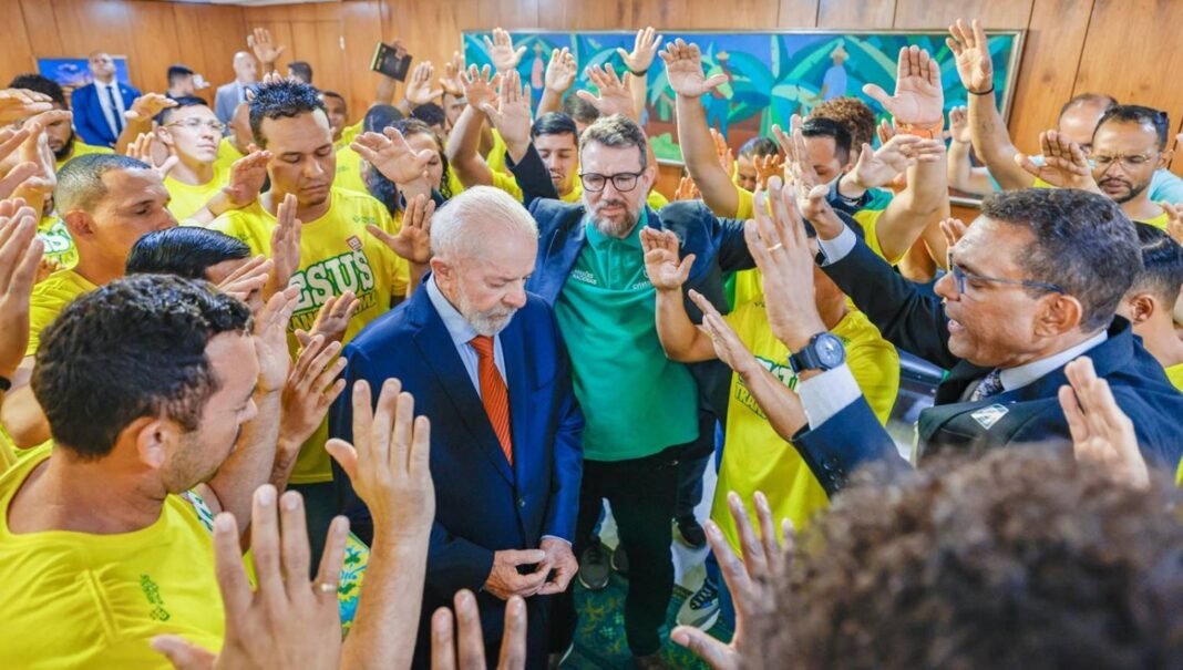 Evangélicos participando de um culto religioso em uma igreja moderna.
