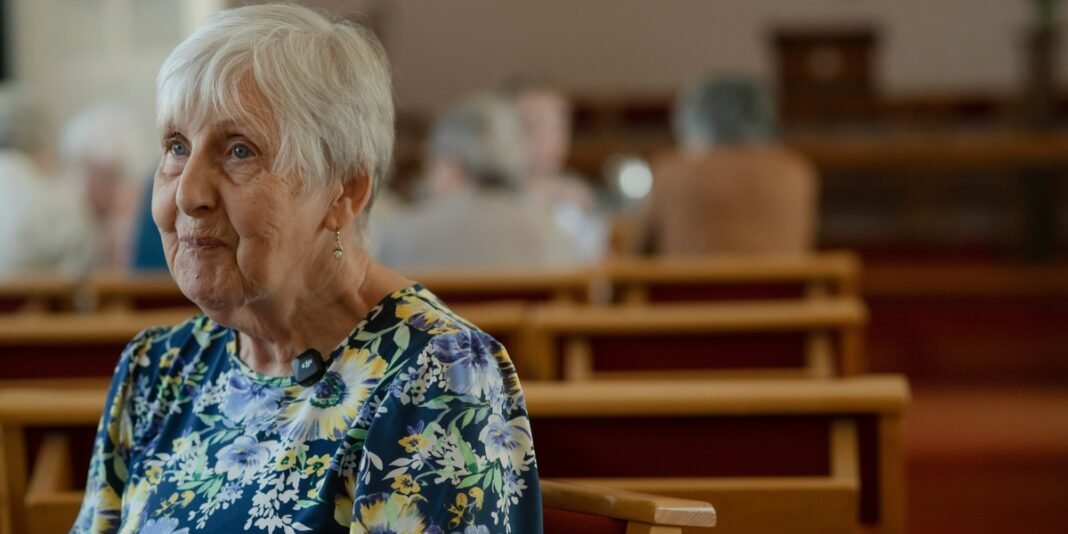 Pessoas sorrindo e engajadas durante um culto religioso em comunidade